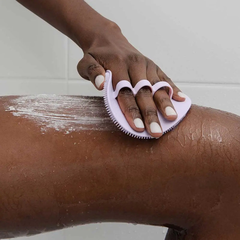 Accessoires Bürste für Reinigung und Peeling_Exfoilating Shower Brush_Modelbild_junoandme
