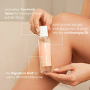Person hält Dry-Touch-Body-Oil vor das Bein, mit Informationstext.