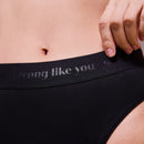 Person trägt Periodenunterwaesche Inkontinenz-Panty Statement-High-Waist-Ultra.