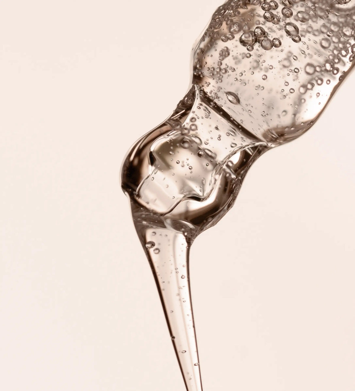 Nahaufnahme von Pipette mit klarer Flüssigkeit.