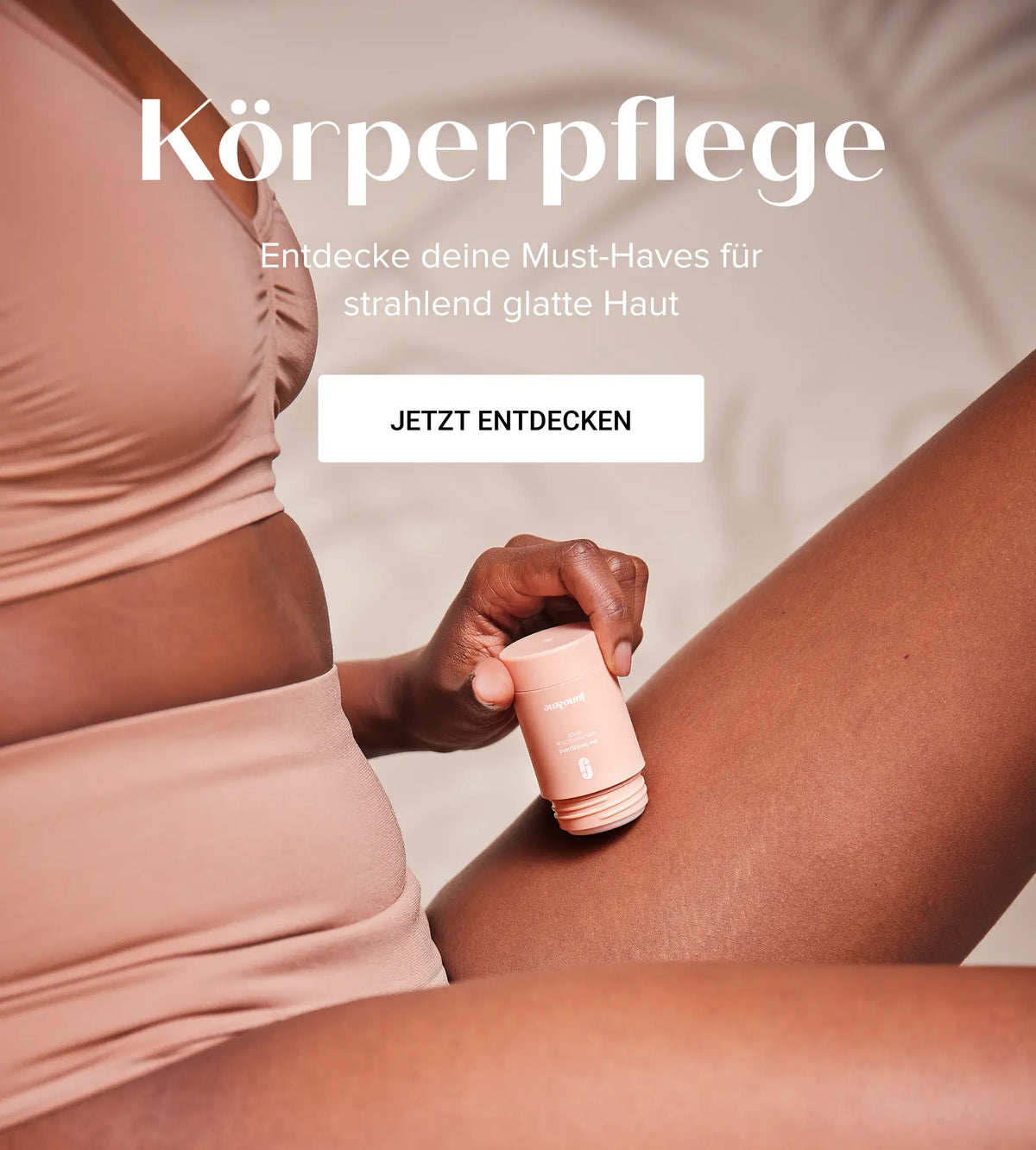 Hautpflege-Stick wird auf Bein aufgetragen, Person trägt beige Kleidung.