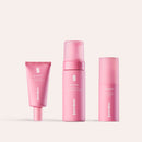 Rosafarbenes dreiteiliges Set für Intimate-Care, steht vor hellem Hintergrund.