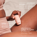 Person trägt Skin-Protection-Stick auf die Beininnenseite auf, mit Text.