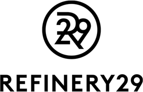 Das Logo von Refinery29 steht in schwarzer Schrift auf weißem Hintergrund geschrieben.