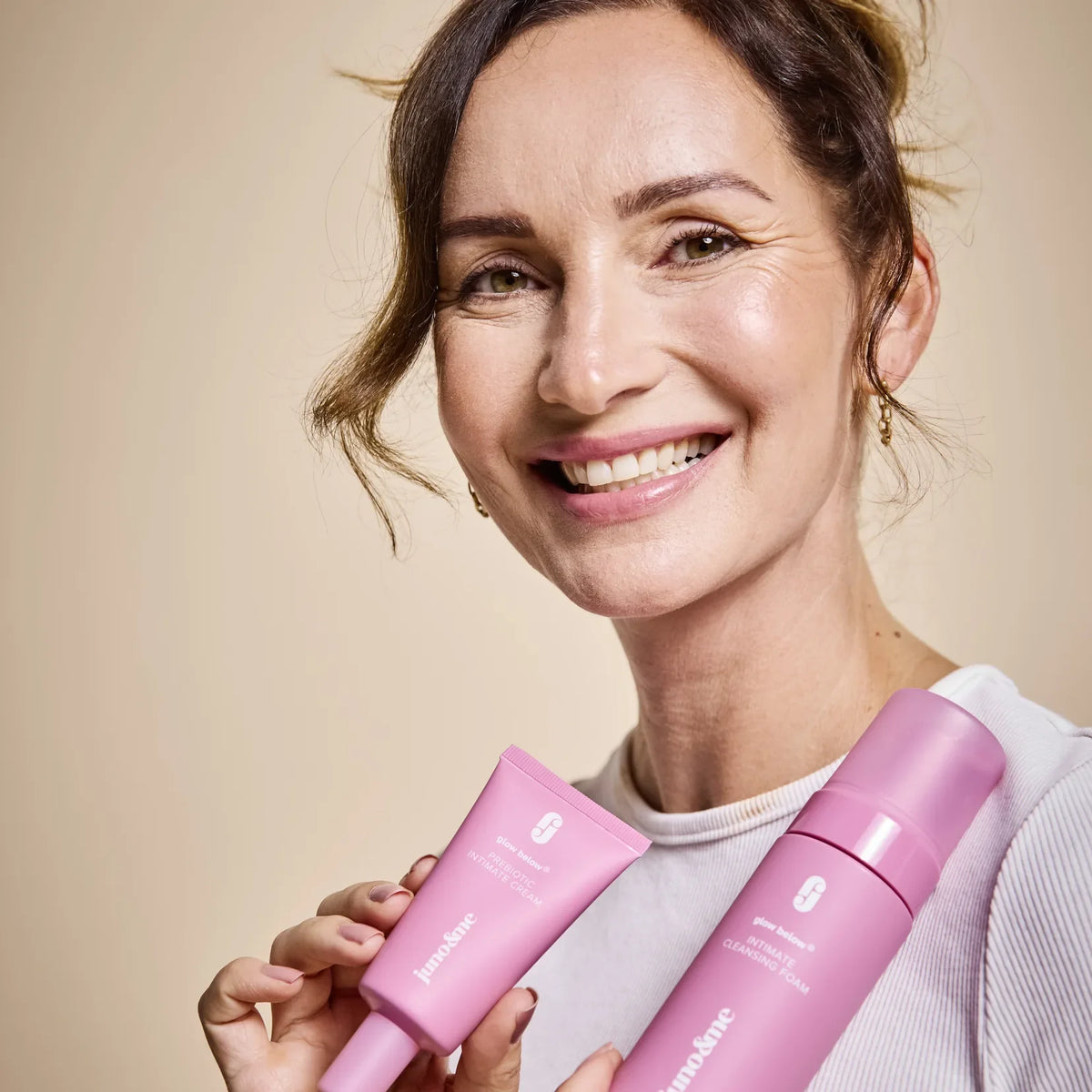 Frau mit Prebiotic Intimate Cream und Intimate Cleansing Foam von juno&me, Ratgeber Scheidentrockenheit