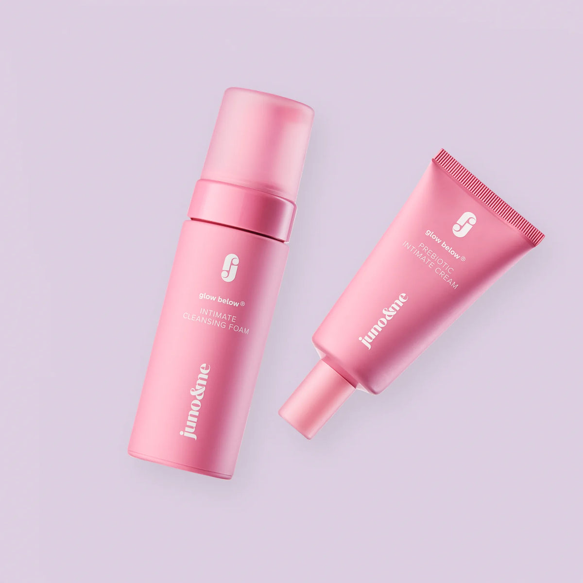 Intimate Cleansing Foam und Prebiotic Intimate Cream von juno&me auf hellem Grund, Ratgeber Intimwaschlotion