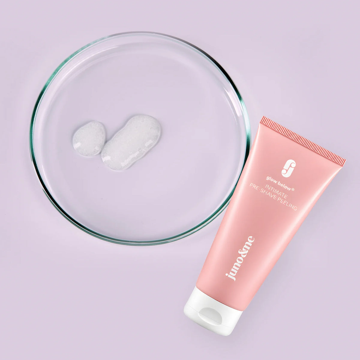 Intimate Pre-Shave Peeling von juno&me neben Peeling-Textur in einer Glasschale, Ratgeber eingewachsene Haare
