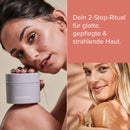 Zwei Frauen mit 2in1 AHA Body Scrub und Golden Glow Oil auf der Schulter, Beautiful Skin Duo von juno&me