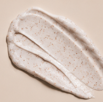 Textur des 2in1 AHA Body Scrub mit Peelingkörnern aus Vulkangestein, Beautiful Skin Duo von juno&me