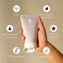 Hand hält Body-Shaving-Cream, drumherum sind Vorteile gelistet.