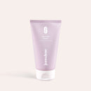 Lilafarbene Körperpflege Body-Shaving-Cream steht vor hellem Hintergrund.