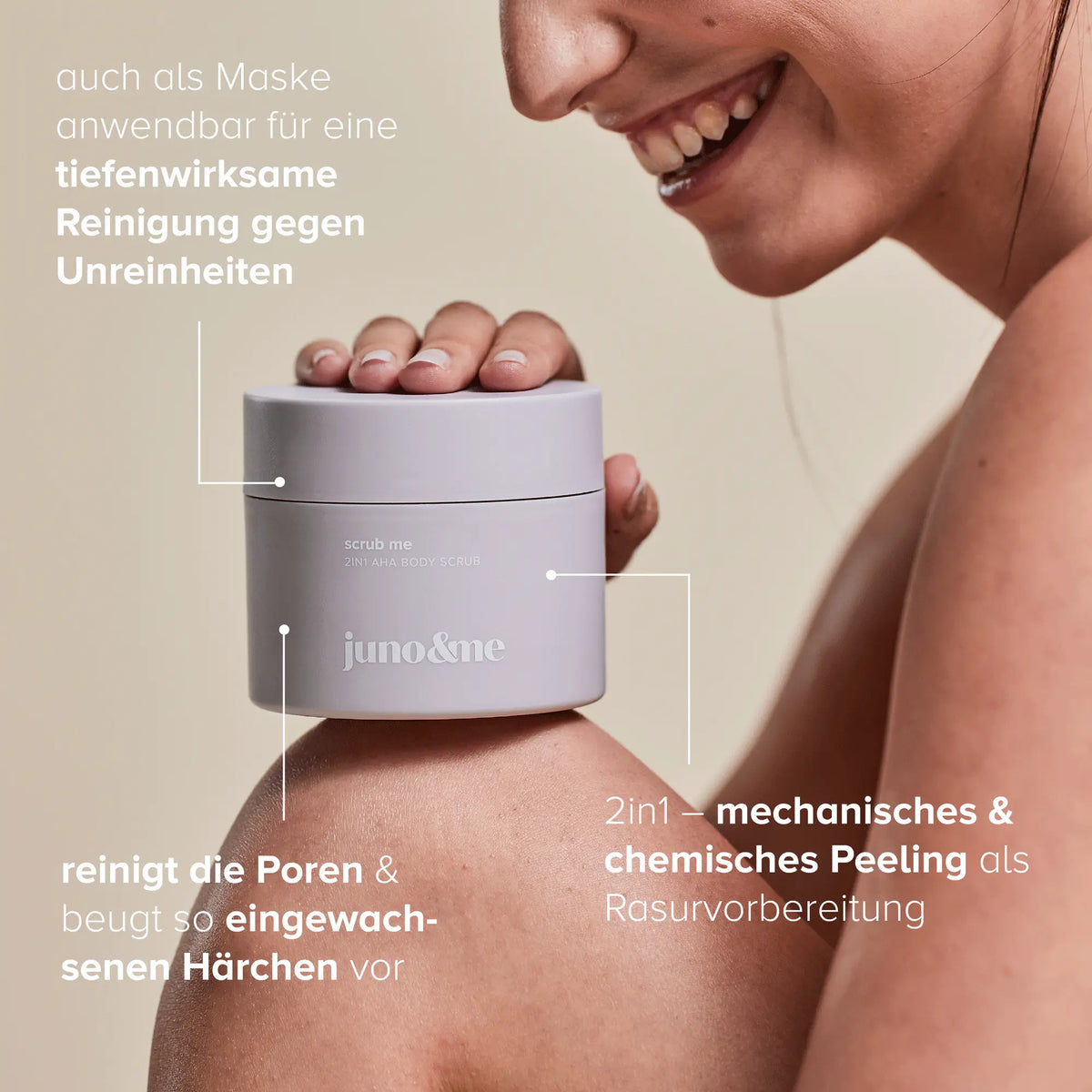 Lilafarbene Bodyscrub steht auf dem Knie einer Frau, die lächelnd daneben sitzt.