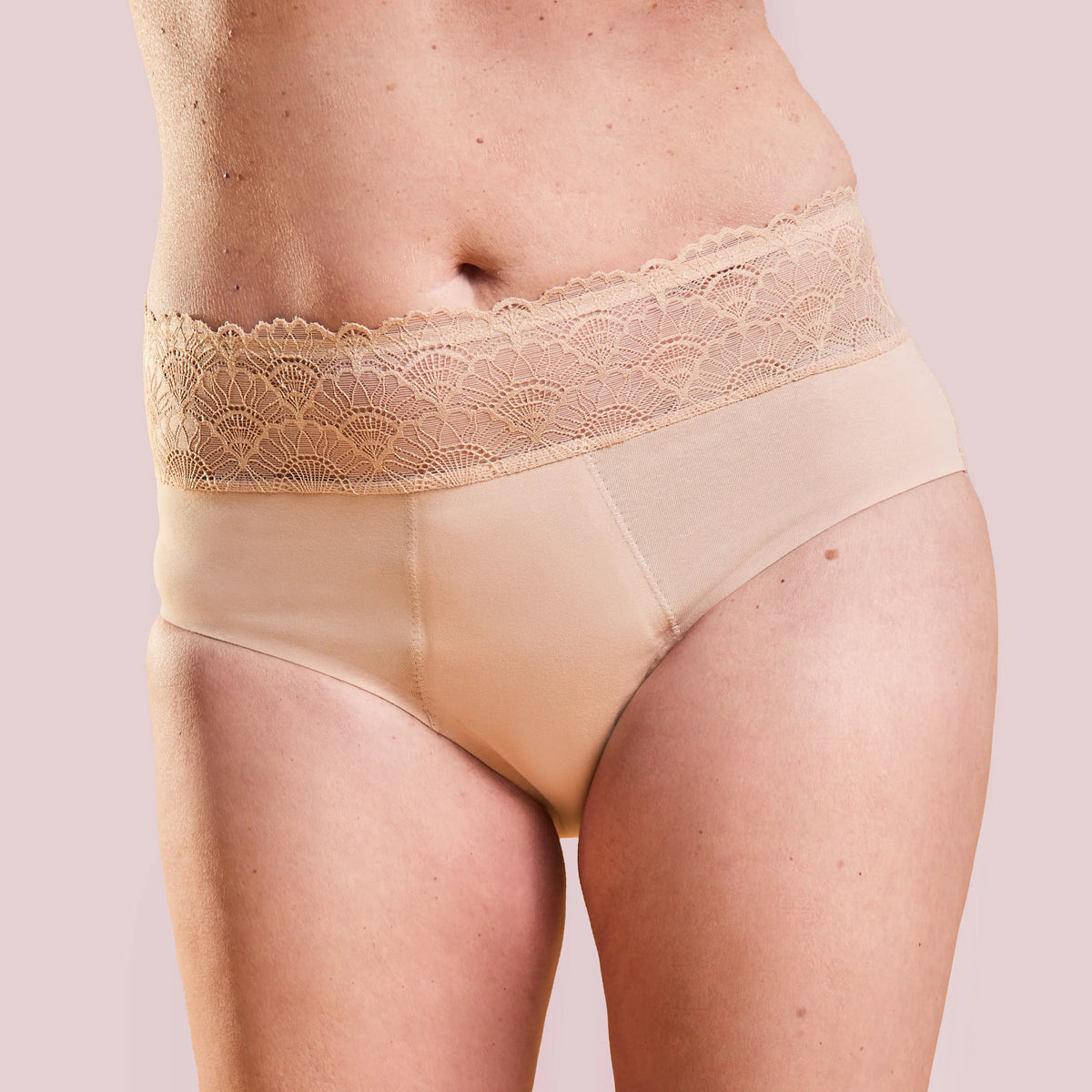 Frau trägt Inkontinenz Panty Medium Nude.