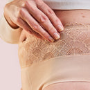 Frau trägt Inkontinenz Panty Medium Nude.