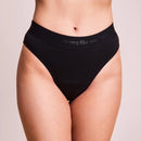 Person trägt Periodenunterwäsche Inkontinenz-Panty-Statement-High-Waist-Ultra