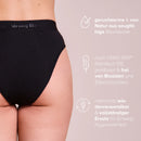 Person trägt Periodenunterwäsche Inkontinenz-Panty-Statement-High-Waist-Ultra, mit Infotext.