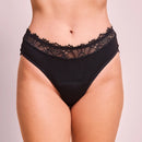 Frau trägt schwarze Periodenunterwäsche Cheeky-Lace.