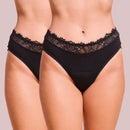 Period Panty Cheeky Lace Duo von juno&me: 2 schwarze Slips mit Spitze, vorn getragen