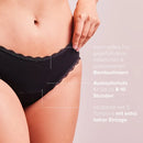 Frau trägt schwarze Periodenunterwäsche Feel-Good-Day-and-Night, daneben stehen dazugehörige Informationen.