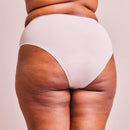 Frau trägt Periodenunterwäsche Seamless-Daily in Nude