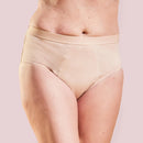 Frau trägt Periodenunterwäsche Inkontinenz-Panty Strong in Nude.