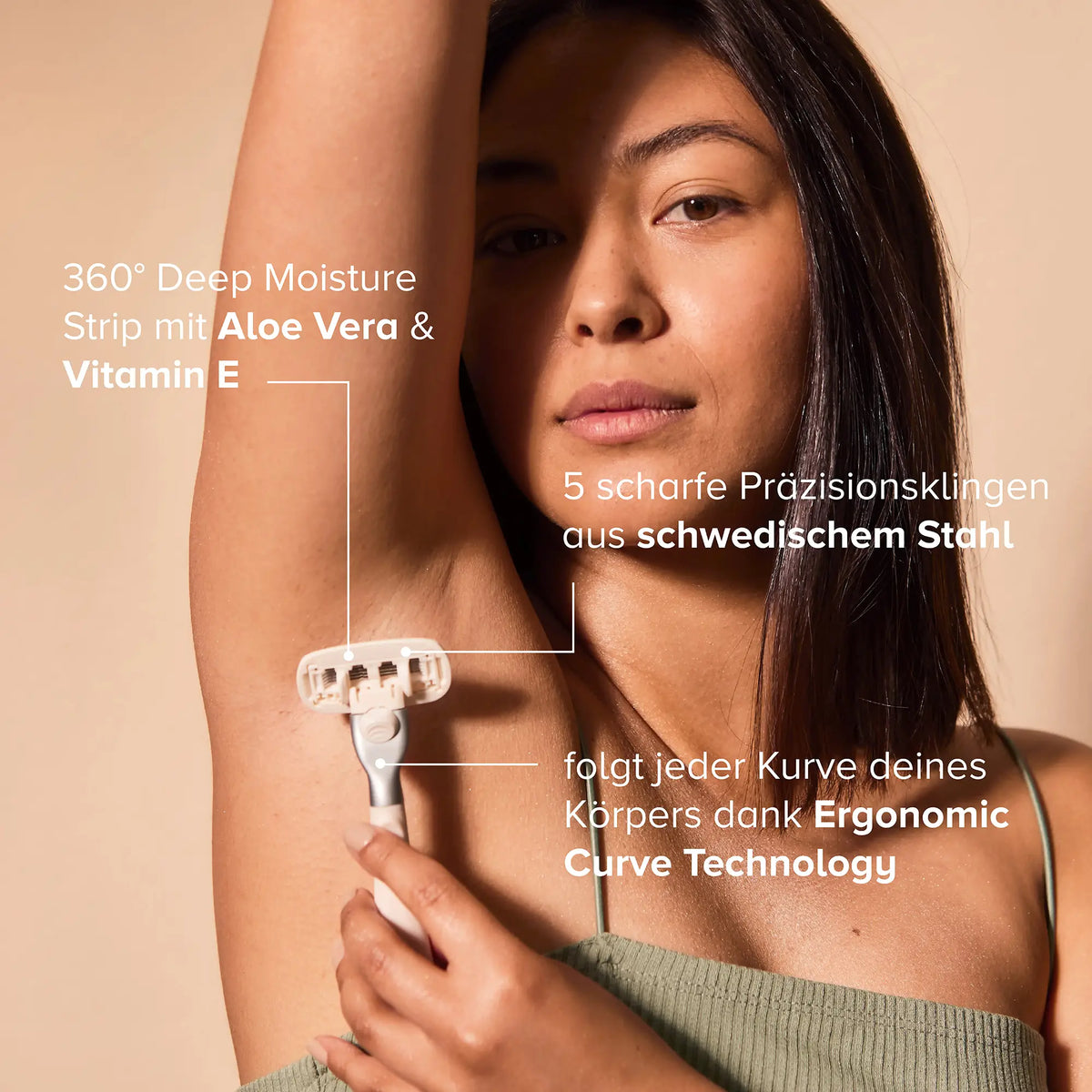 Eine Frau rasiert ihre Achsel mit dem ergonomischen Rasierer.