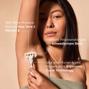 Eine Frau rasiert ihre Achsel mit dem ergonomischen Rasierer.