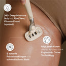 Eine Frau rasiert ihr Bein mit dem Rasierer mit 360 Grad Deep Moisture Strip.