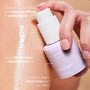 Eine Frau trägt das Body Shaving Oil auf die Haut auf.