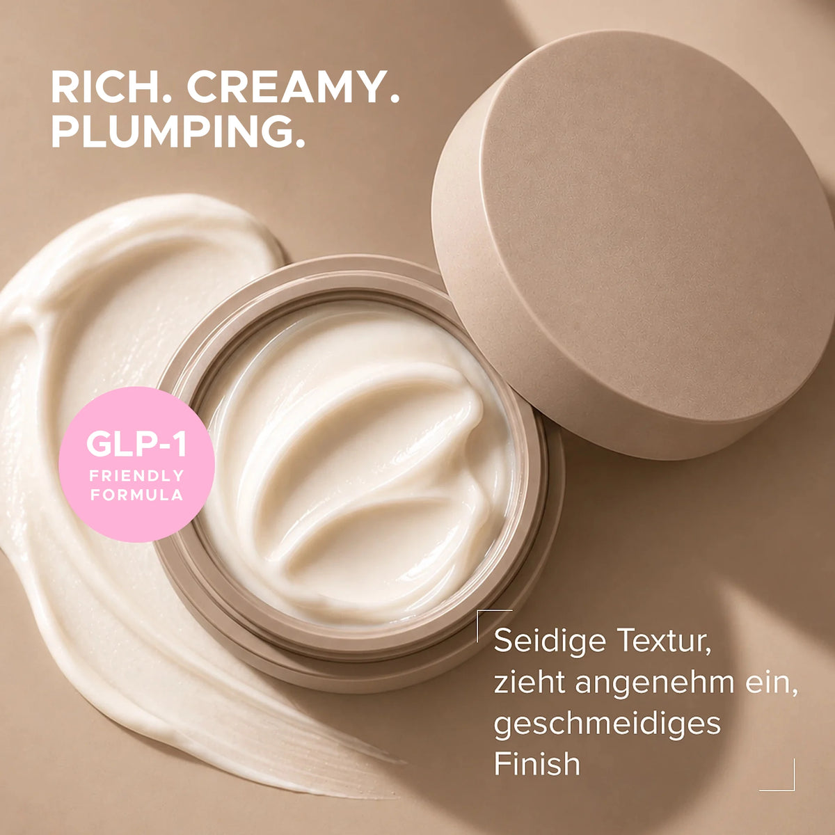 Volume Face Cream Textur: offener Tiegel mit seidiger Creme, Rich. Creamy. Plumping., GLP-1 Friendly Formula juno&me