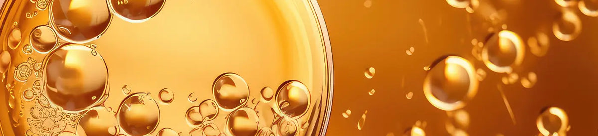 Goldene transparente Flüssigkeit mit schwebenden Luftblasen.
