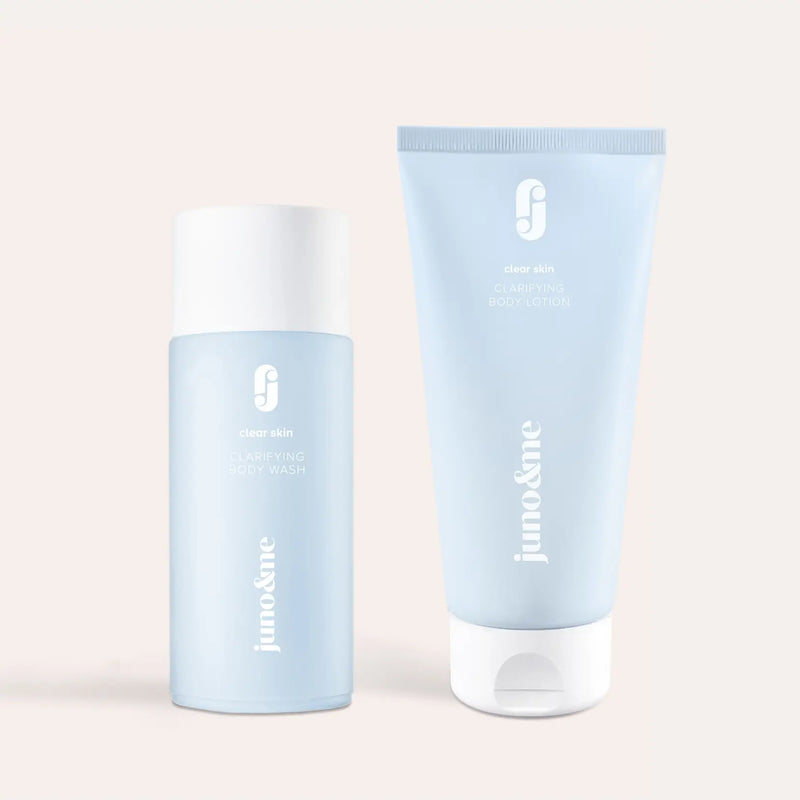 Clarifying Body Duo von juno&me: Clarifying Body Wash und Clarifying Body Lotion vor hellem Hintergrund