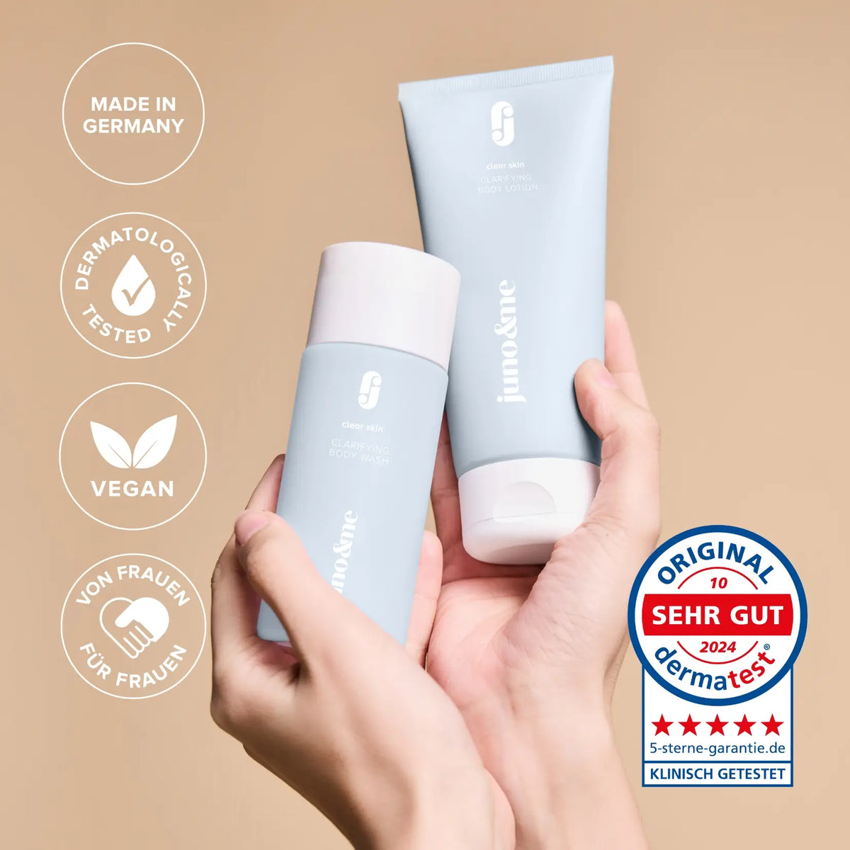 Hände halten das Clarifying Body Duo, daneben Siegel Made in Germany, vegan und Dermatest „sehr gut“ 2024