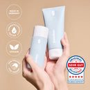 Hände halten das Clarifying Body Duo, daneben Siegel Made in Germany, vegan und Dermatest „sehr gut“ 2024