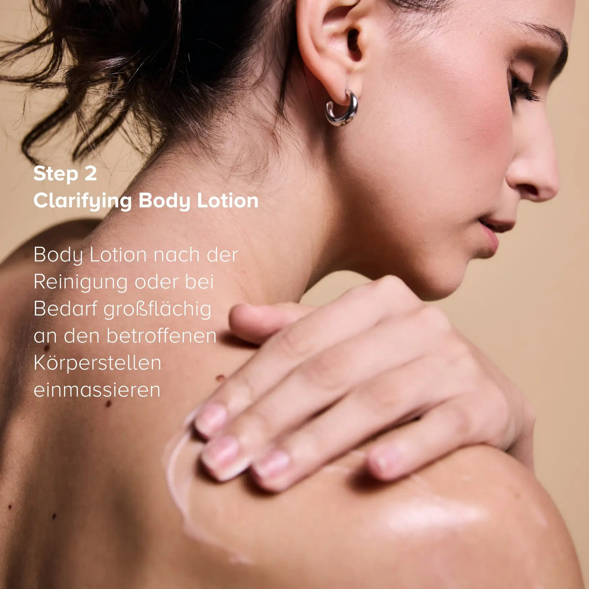 Step 2 des Clarifying Body Duo: Frau massiert die Clarifying Body Lotion in Schulter und Rücken ein
