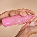 Intimate Cleansing Foam aus dem Happy Vulva Trio wird als Schaum in die Hand gepumpt