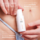 Weißes Body-Shower-Gel steht vor hellem Hintergrund.