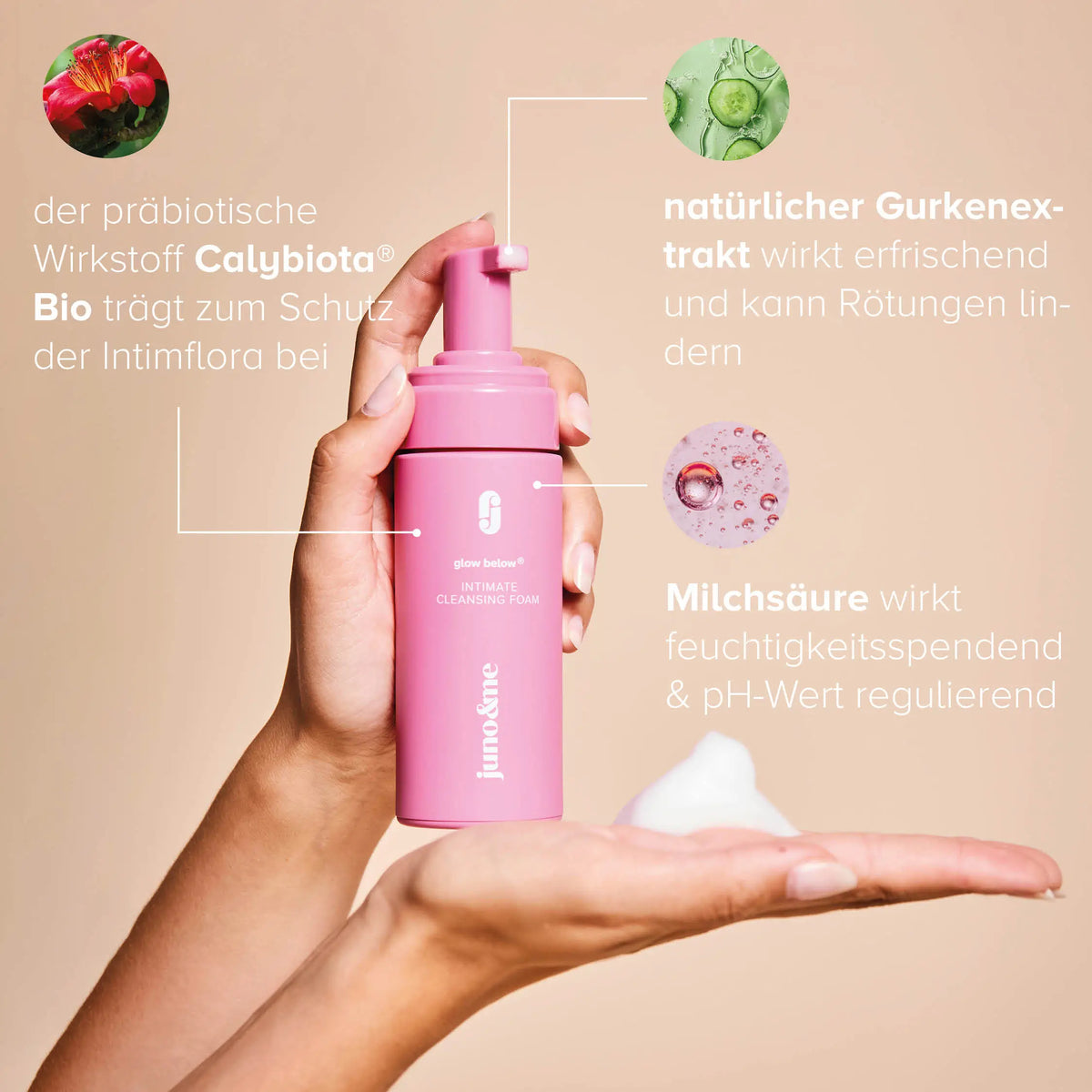 Hand hält rosa Intimate-Cleansing-Foam und auf anderer Hand liegt Schaum.

