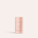 Skin-Protection-Stick steht vor hellem Hintergrund.