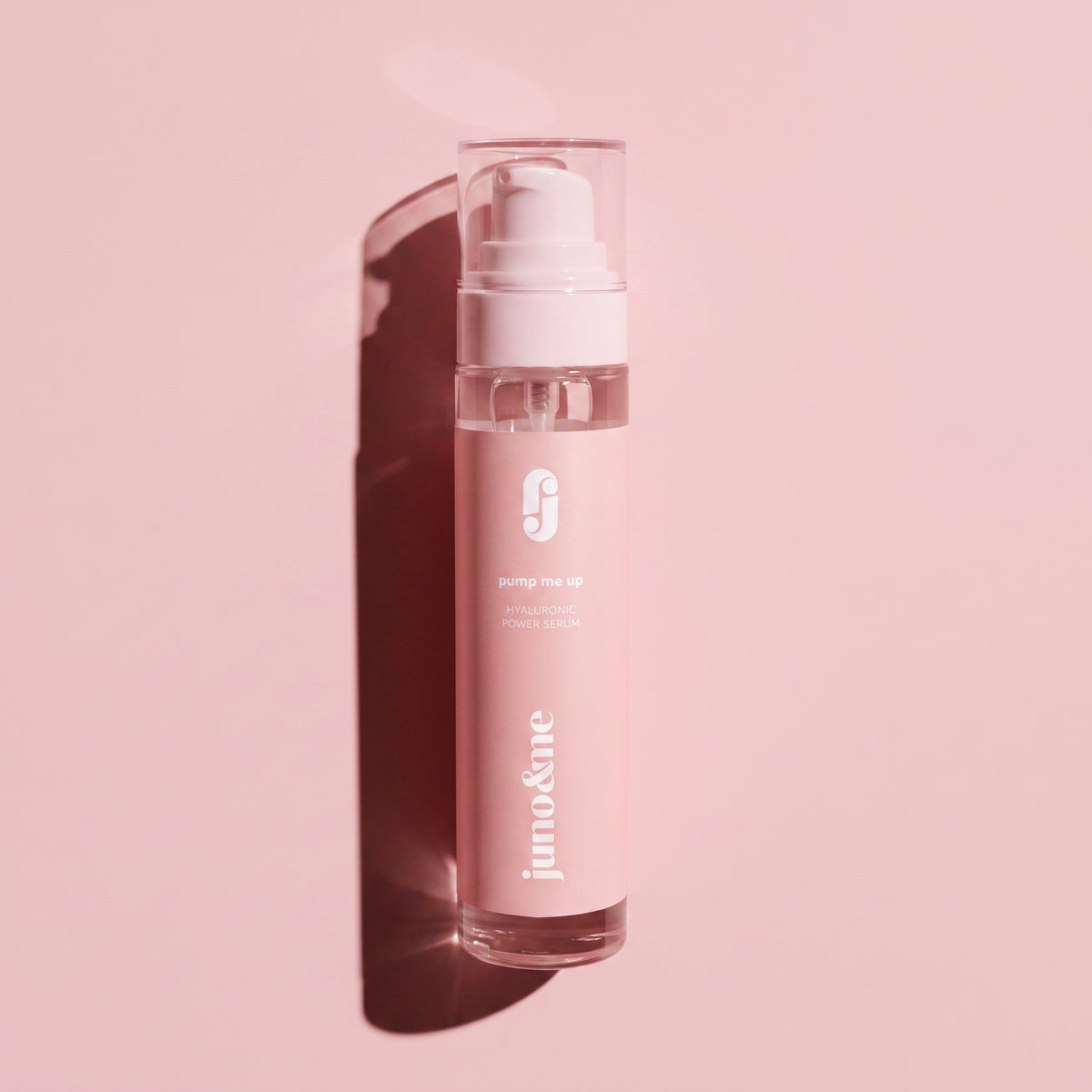 Dekolleté Serum mit Hyaluron von juno&me vor rosa Hintergrund