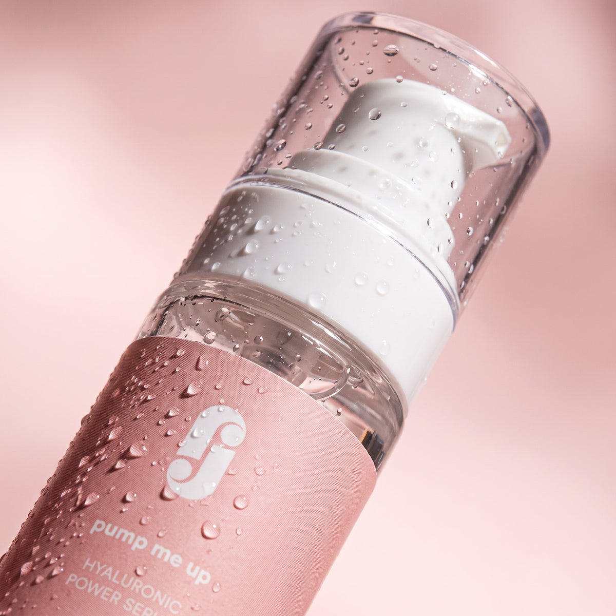 Nahaufnahme der Pumpe des Dekolleté Serums mit Wassertropfen