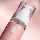 Nahaufnahme der Pumpe des Dekolleté Serums mit Wassertropfen