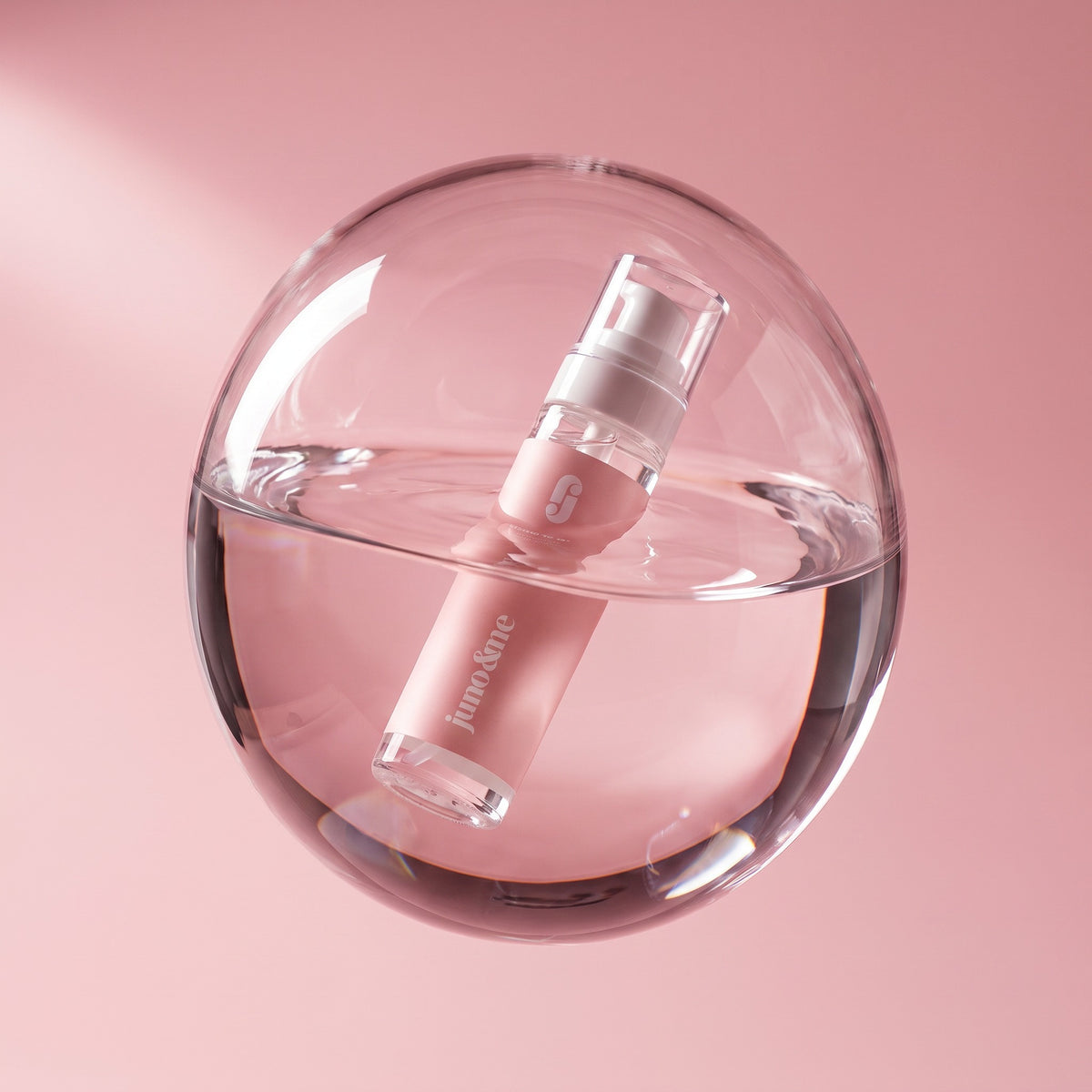 Dekolleté Serum in einer transparenten Wasserkugel